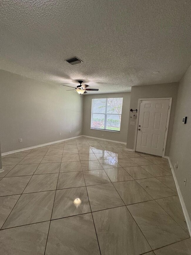 Building Photo - SPACIOUS, BEAUTIFUL 3 BEDROOM 2.5 BATH TOW...