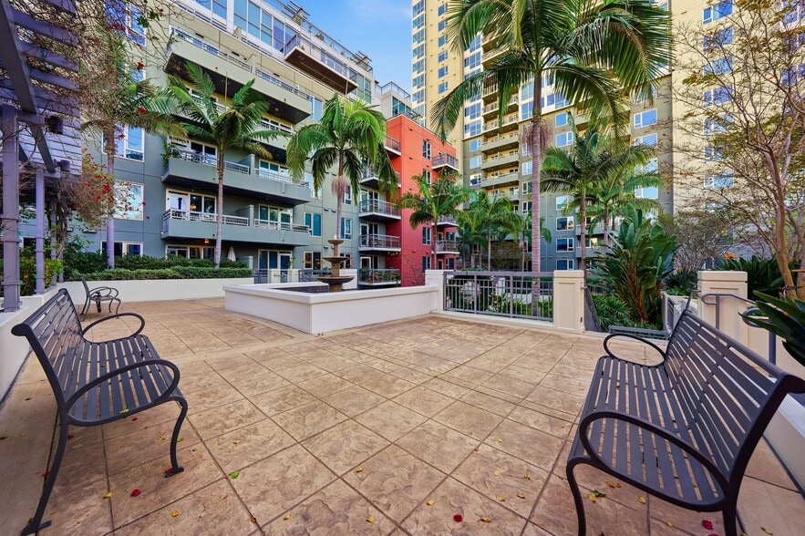 Building Photo - 300 W Beech St