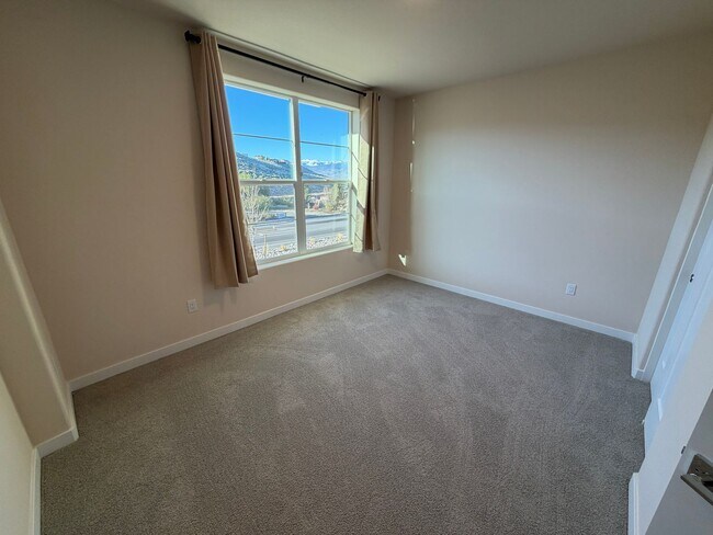 Building Photo - Brand New Townhome in Sparks!