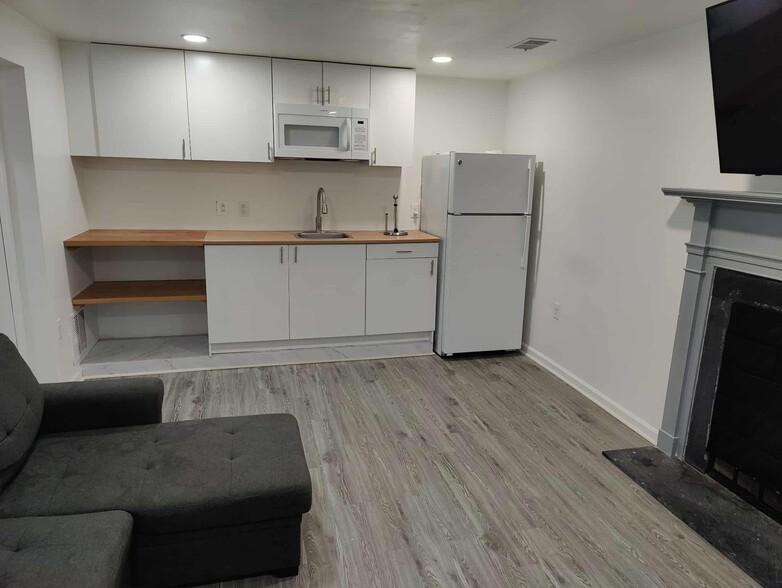 Kitchenette (basement) - 11573 Overleigh Dr
