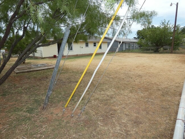 Building Photo - 2 bedroom, 1 bath