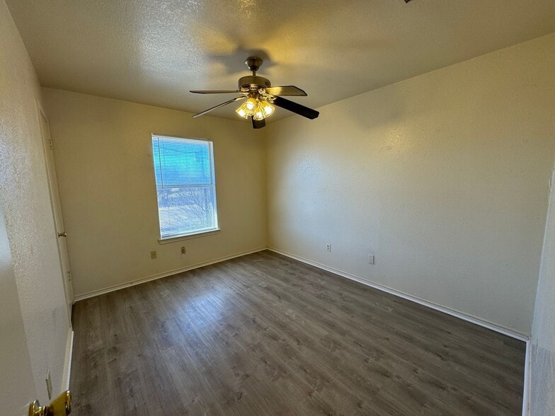 Building Photo - 1709 Cedarhill Dr