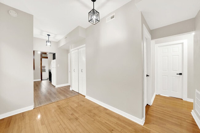 Building Photo - 1121 W Columbia Ave