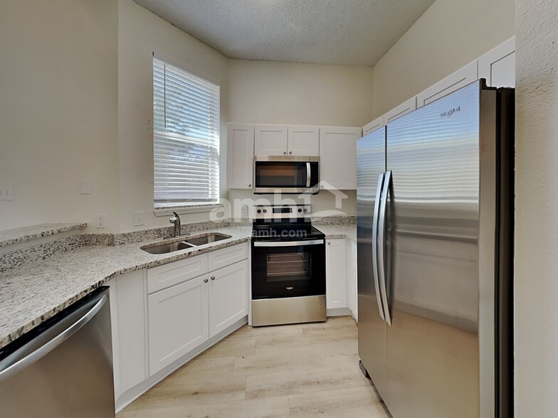 Building Photo - 225 Maple Ct