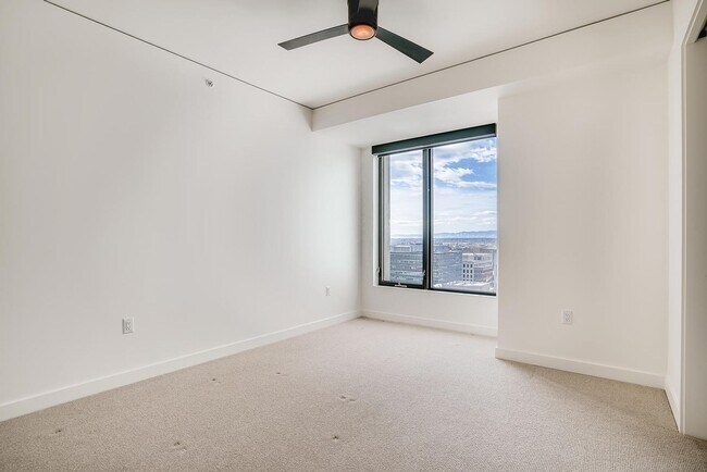 Building Photo - Northwest Facing 1 bedroom, 1 bathroom Con...