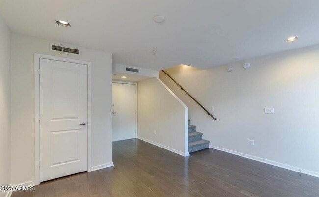 Building Photo - 525 W Lakeside Dr