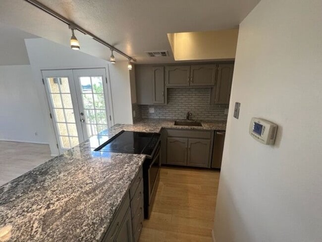 Building Photo - One Bedroom Condo on River!!