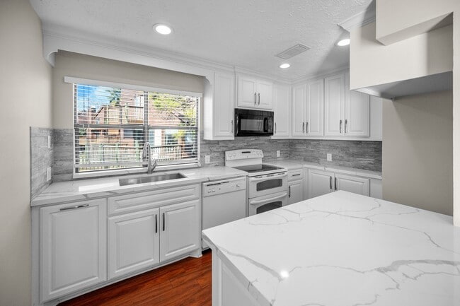 Building Photo - 705 Davis Rd