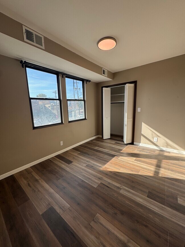 Building Photo - 2905 Glenmore Ave