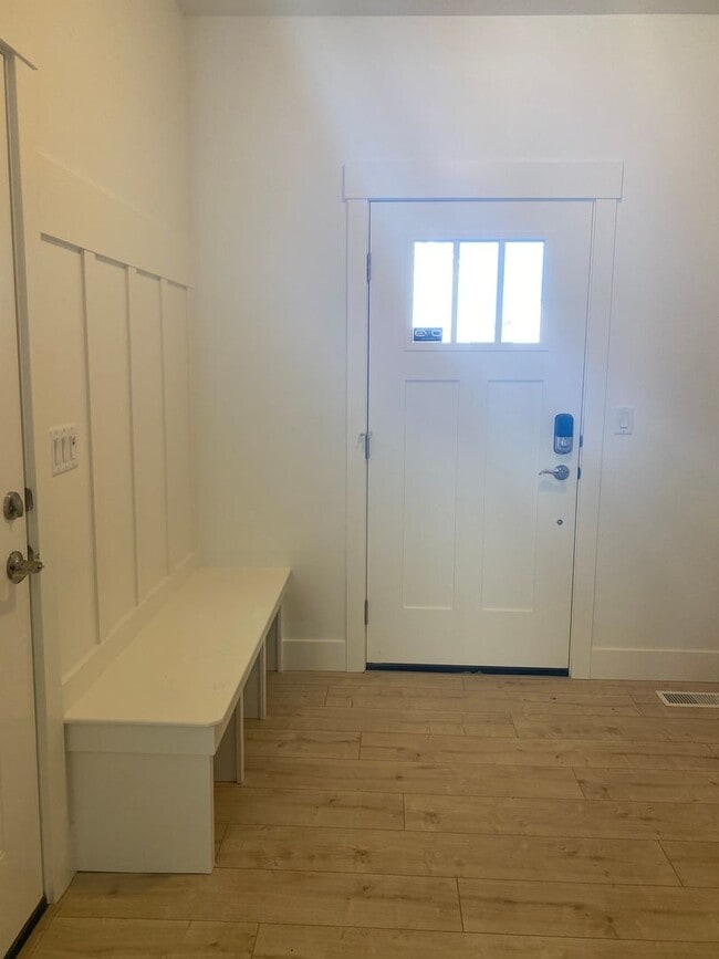 Building Photo - 3 bed 1 additional office space and 2.5 ba...