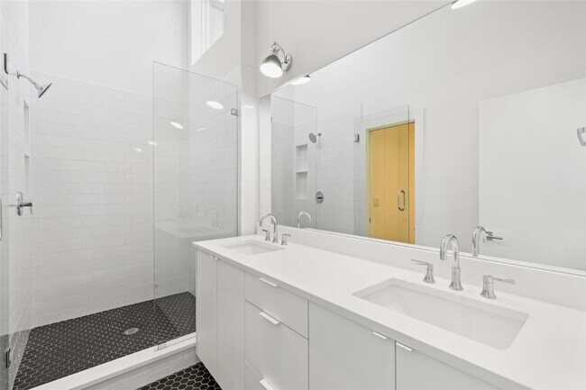 Building Photo - Modern 2-Bed Townhome with Attached Garage & Private Balcony in Gated Dallas Community