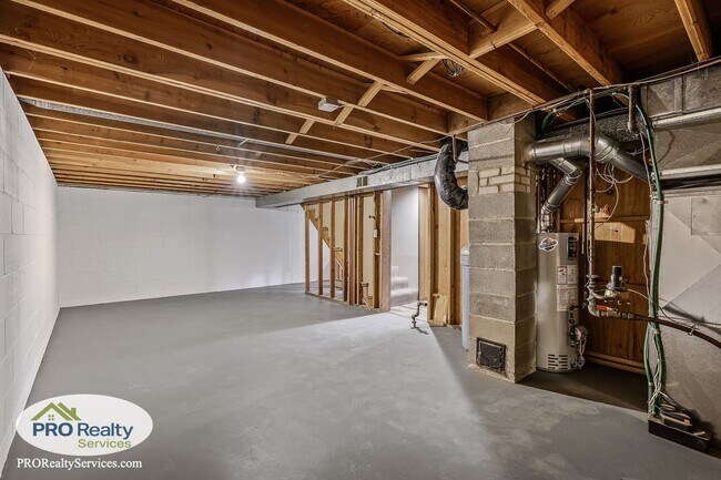 Building Photo - 3 Bedroom House on a Large Lot