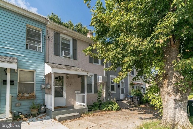 Building Photo - Spacious 3-Bedroom Home with Deck and Bonu...