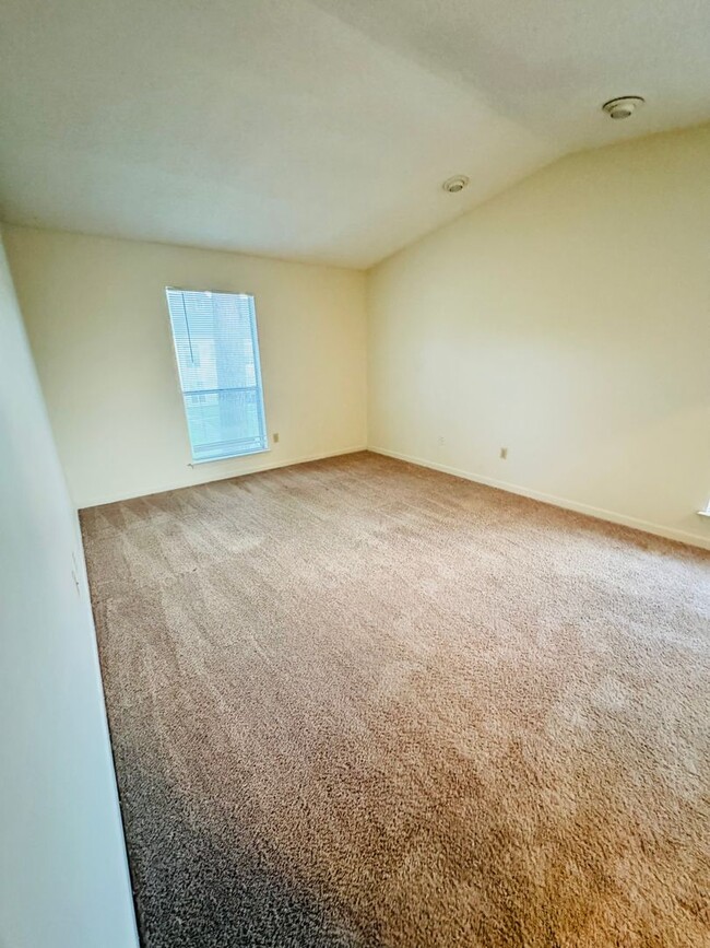 Building Photo - Spacious 2nd-floor condo minutes from campus