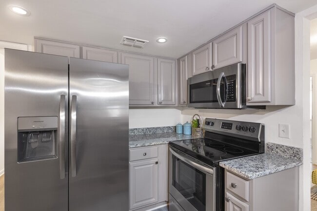 Building Photo - 6116 Shakespeare Dr