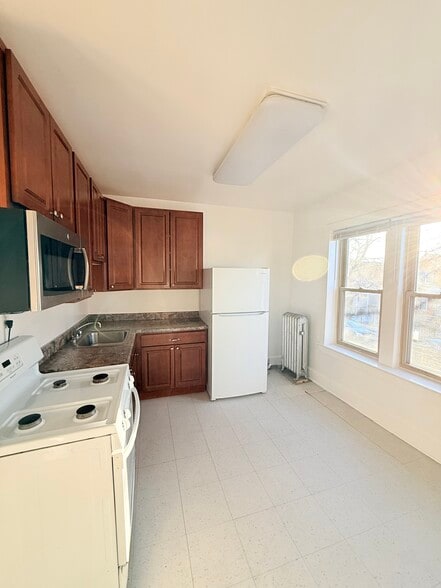 Building Photo - 4455 W Dickens Ave