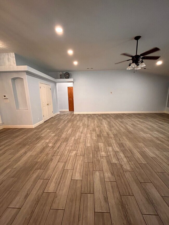 Building Photo - Beautiful Home for rent in Visalia!