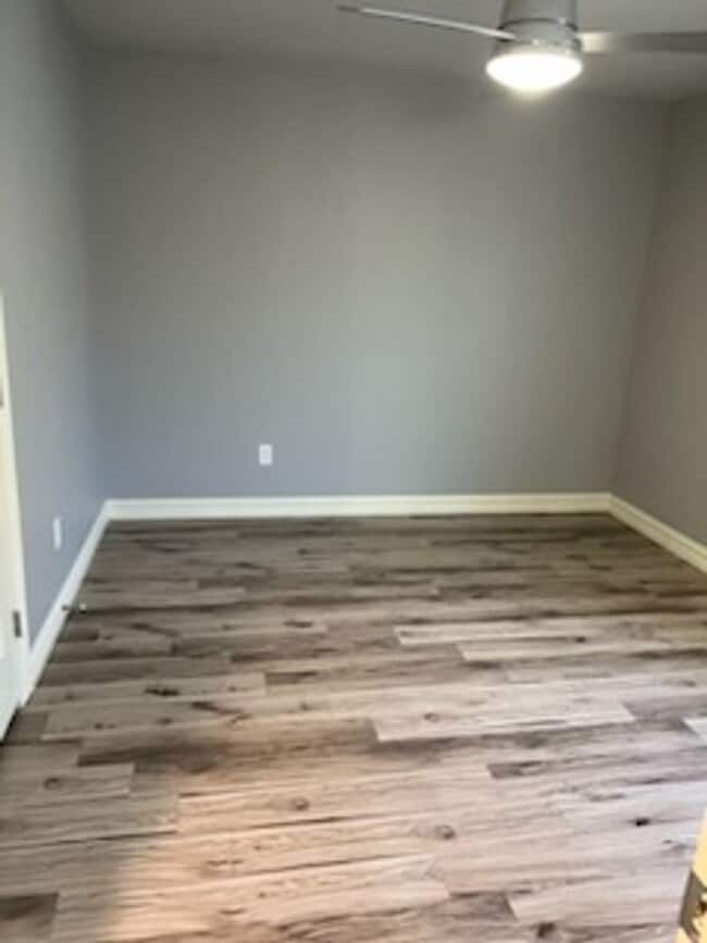 Building Photo - 3 bedroom Duplex with move in special