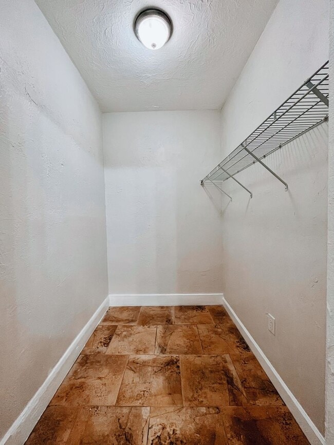 Building Photo - 3/2 Historic Home Available NOW!