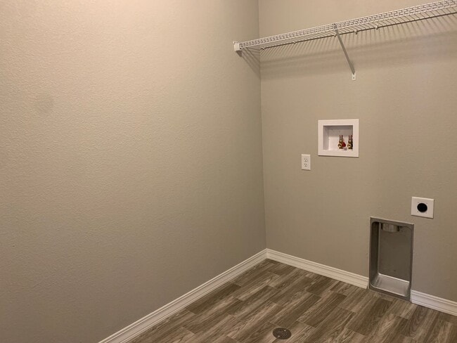 Building Photo - 3 BEDROOM TOWNHOME LOCATED in the The Town...
