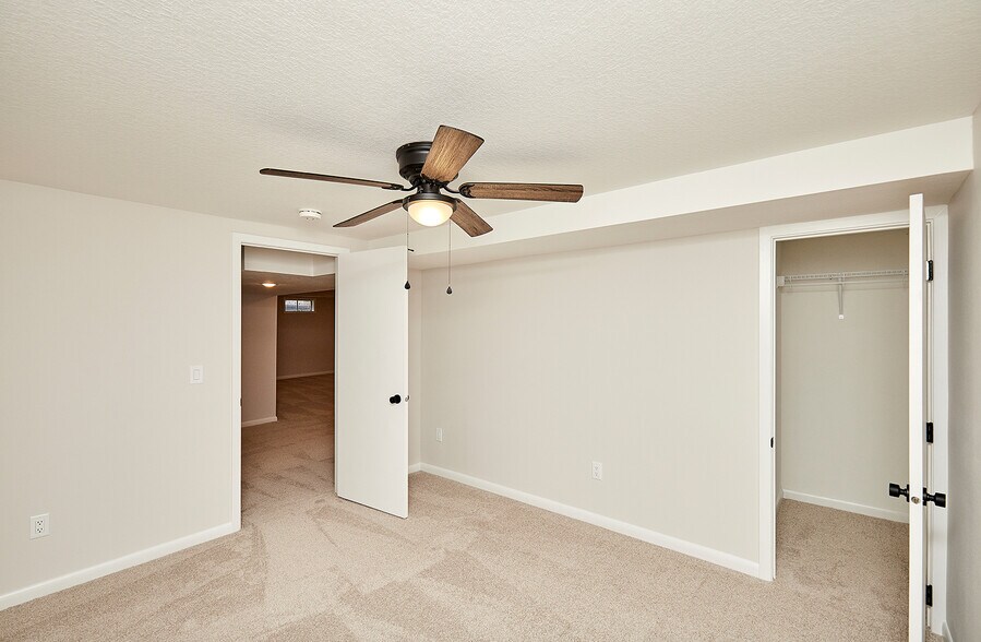 Building Photo - 409 SW Ash Dr