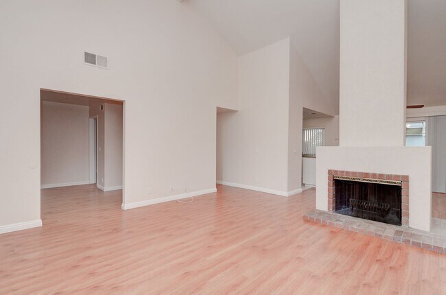 Building Photo - Spacious End-Unit 2 Bed, 2 Bath with Den For Lease in Irvine