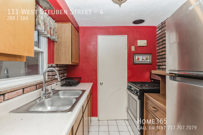 Building Photo - Cozy Urban Living: Charming 2 Bedroom Unit...