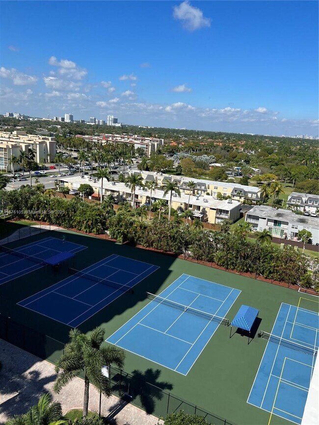 Building Photo - 2500 Parkview Dr
