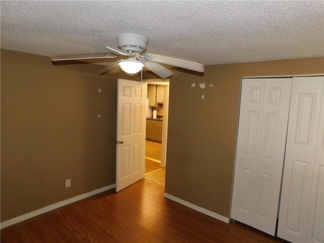 Building Photo - 543 7th Pl