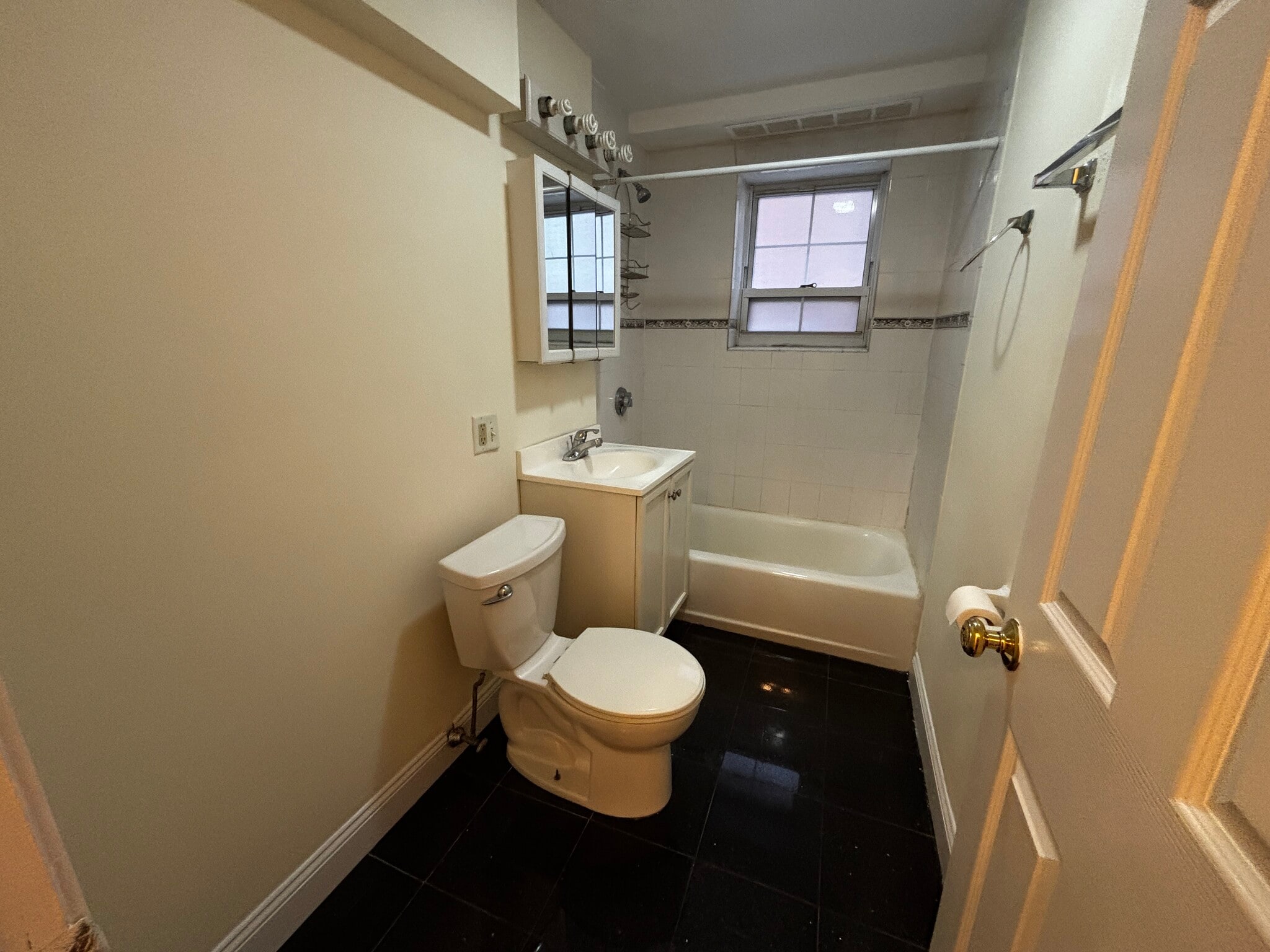 Building Photo - 15 Fairbanks St