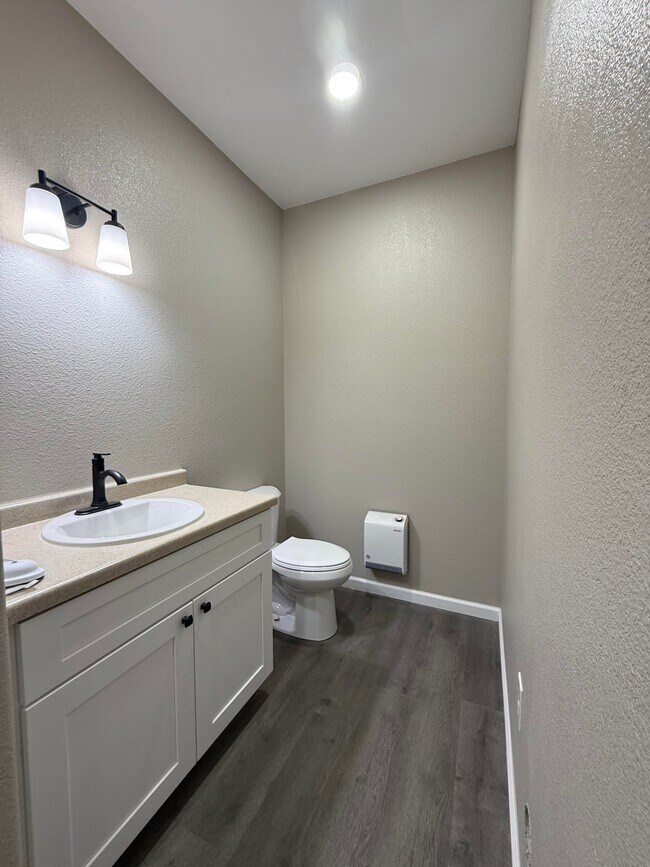 Building Photo - 440 Rosette Ln