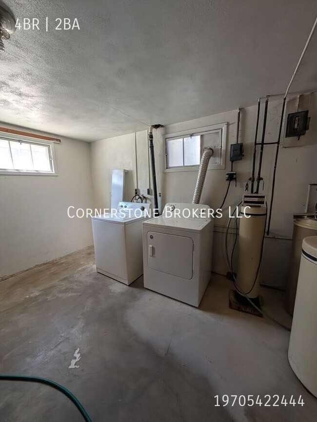Building Photo - 509 Ensign St