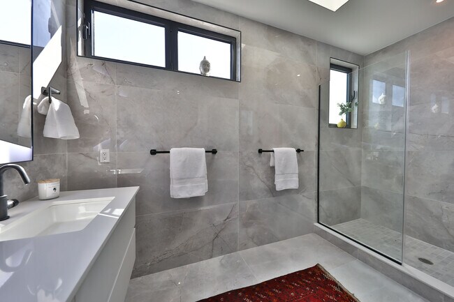 Building Photo - 2541 Turner St