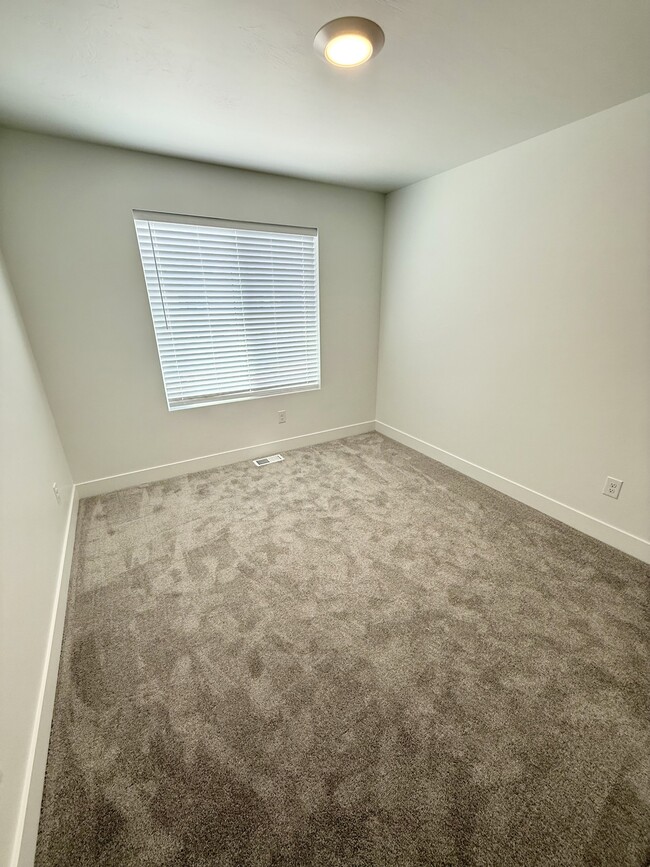 Building Photo - 564 1860 N