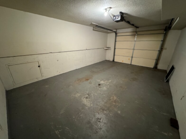 Building Photo - 840 Parkview Ct
