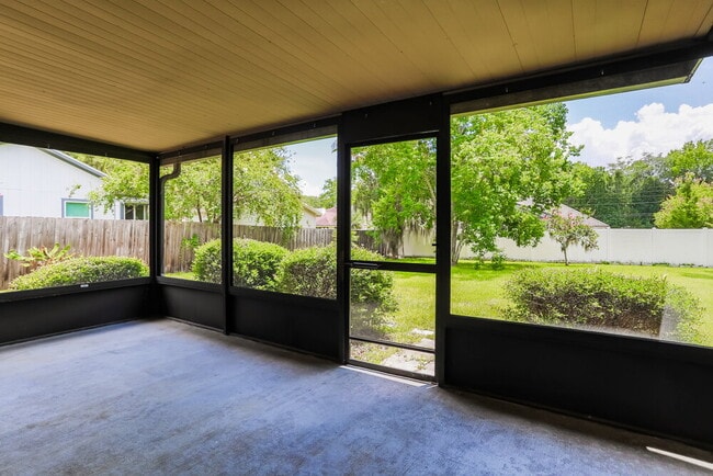 Building Photo - 6145 Island Forest Dr