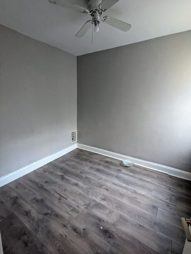 Building Photo - Large Carroll Park Home 3br/1.5ba w/ Washe...