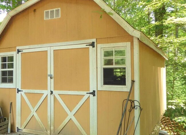 Building Photo - 402 Mt Airy Rd