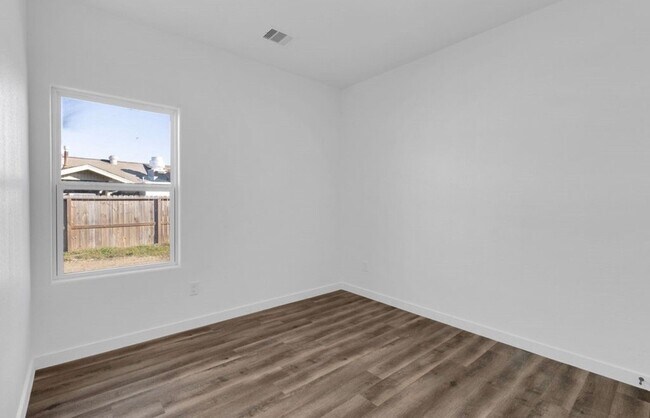 Building Photo - 104 Runnels St