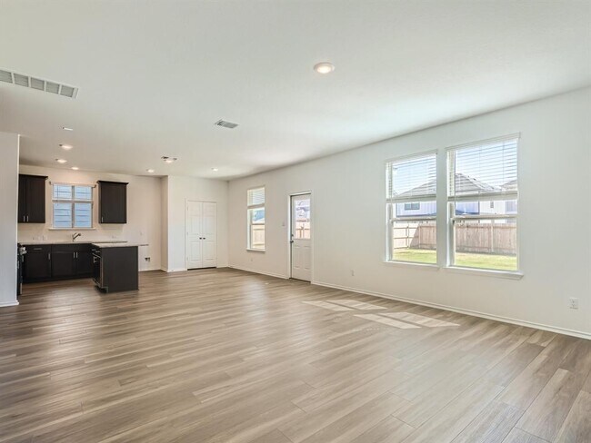 Building Photo - 1608 Holly Lk Dr