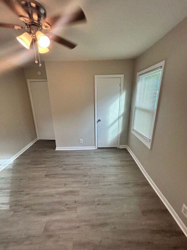 Building Photo - 2 Bedroom 1 Bath Just Renovated with New A...