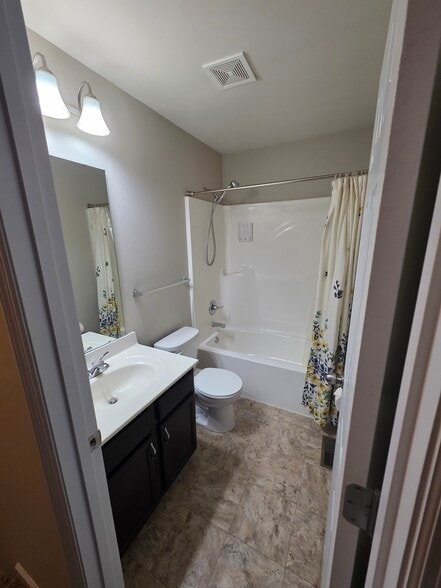 Building Photo - 318 Countryshire Dr