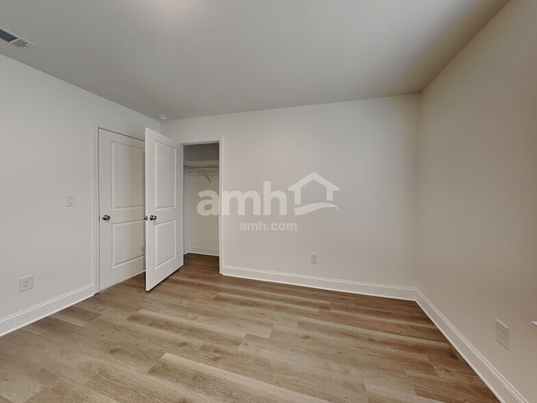 Building Photo - 496 Pointe Dr