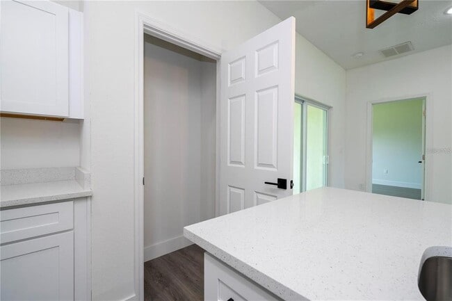 Building Photo - 6671 SW 151 Loop