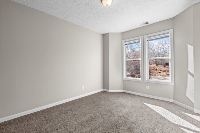 Building Photo - Freshly Remodeled 3rd Floor Apartment