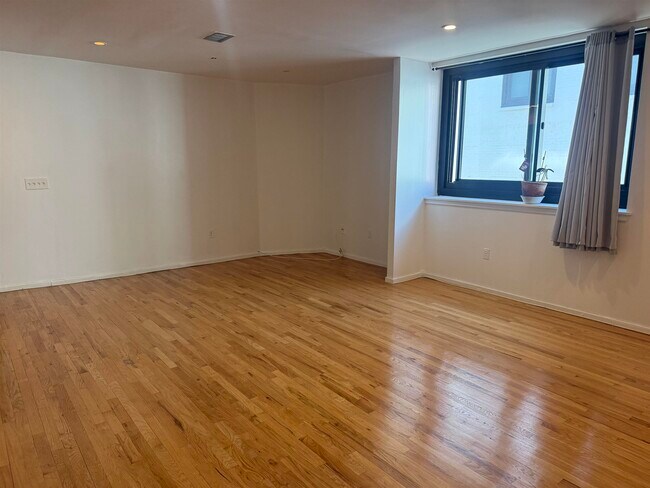 Building Photo - 522 Gregory Ave