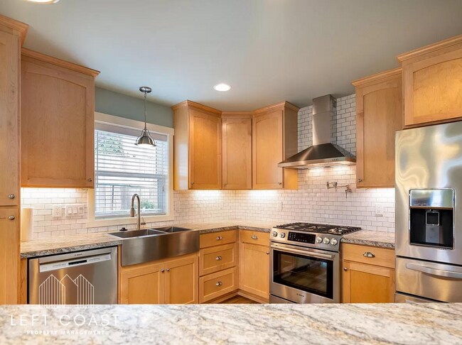 Building Photo - 5371 NE Wave Ln