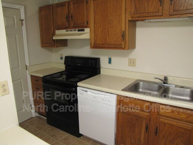 Building Photo - 9520 Shannon Green Dr