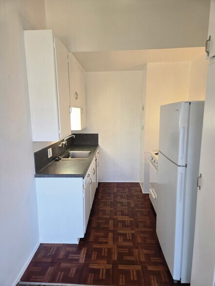 Kitchen - 3674 Veteran Ave