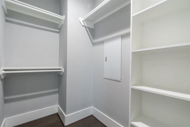 Building Photo - 1553 W 22nd St